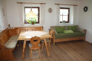 comedor con mesa y sofá en Ferienhaus Julia, en Admont