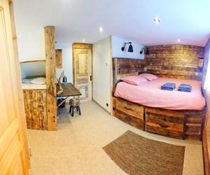 ein Schlafzimmer mit einem Bett und einem Schreibtisch in der Unterkunft Chalet Le Marmouzet in Les Houches