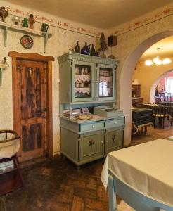 Un restaurante o sitio para comer en Country House Majkin Salas