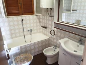 ein Badezimmer mit Dusche, Toilette und Waschbecken in der Unterkunft Apartman Marija in Jadranovo