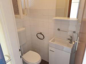 ein kleines Badezimmer mit Toilette und Waschbecken in der Unterkunft Apartman Marija in Jadranovo + 16 Fotos