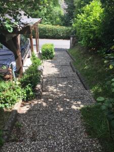 un sentiero in pietra in un giardino con tenda di Haus zur Sonne a Bad Bertrich