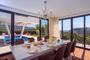 Πισίνα στο ή κοντά στο New and stylish Villa Bruna with 32sqm heated pool, sauna, billiard and media room