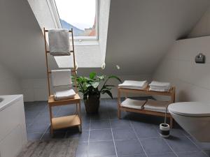 Koupelna v ubytování Dachgeschoss-Apartment in Landeck - 140m² + 9 fotografií