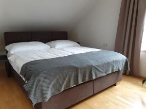 Postel nebo postele na pokoji v ubytování Dachgeschoss-Apartment in Landeck - 140m²