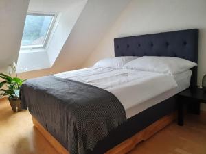 Dachgeschoss-Apartment in Landeck - 140m² في لاندك: سرير كبير في غرفة مع نافذة