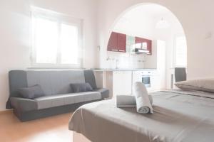 een woonkamer met een bed en een bank bij Studio ENIG in Izola