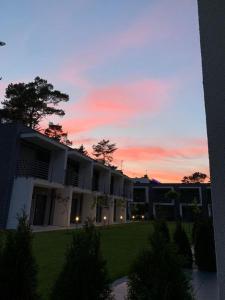 Pohľad na východ alebo západ slnka z apartmánu alebo blízkeho okolia