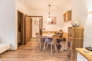 una cucina e una sala da pranzo con tavolo e sedie di Ferienwohnung Lilly a Garmisch