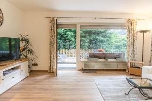 un soggiorno con porta scorrevole in vetro che conduce a una veranda di Ferienwohnung Lilly a Garmisch