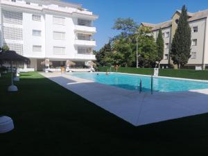 duży basen przed budynkiem w obiekcie Carihuela Playa Los Nidos 1 w mieście Torremolinos