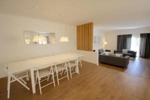 een woonkamer met een tafel en een bank bij Villa Rosa A by amcf in Portimão