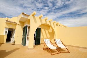 twee stoelen op een patio voor een huis bij Villa Rosa A by amcf in Portimão