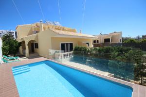 een villa met zwembad voor een huis bij Villa Rosa A by amcf in Portimão