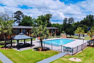 uma imagem de uma piscina com um gazebo em Howard Johnson by Wyndham Athens em Athens