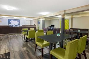uma sala de espera com mesas e cadeiras verdes em La Quinta Inn by Wyndham Fresno Yosemite em Fresno