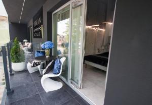 une chambre avec une table, des chaises et une fenêtre dans l'établissement ORKAN rooms&restaurant, à Mielno