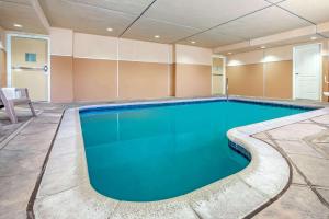 Bazén v ubytovaní La Quinta by Wyndham Moreno Valley alebo v jeho blízkosti