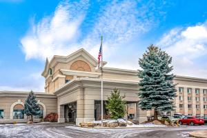 a building with an american flag in front of it at La Quinta by Wyndham Coeur d`Alene in Coeur d'Alene