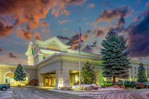a building with an american flag in front of it at La Quinta by Wyndham Coeur d`Alene in Coeur d'Alene