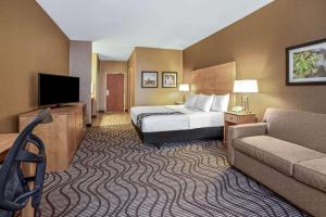 a hotel room with a bed and a couch at La Quinta by Wyndham Coeur d`Alene in Coeur d'Alene