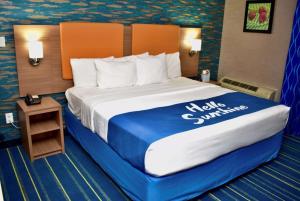 Postel nebo postele na pokoji v ubytování Days Inn by Wyndham Wayne