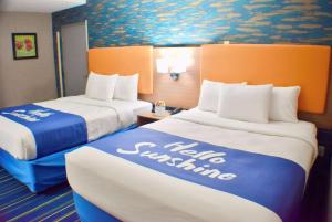Postel nebo postele na pokoji v ubytování Days Inn by Wyndham Wayne