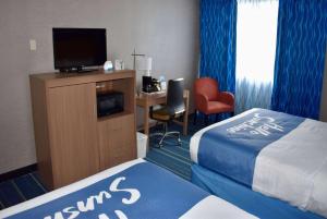 Postel nebo postele na pokoji v ubytování Days Inn by Wyndham Wayne