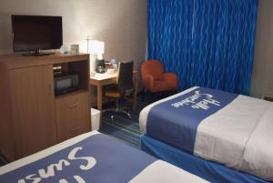 Postel nebo postele na pokoji v ubytování Days Inn by Wyndham Wayne