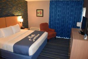 Postel nebo postele na pokoji v ubytování Days Inn by Wyndham Wayne