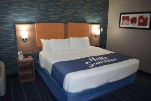 Postel nebo postele na pokoji v ubytování Days Inn by Wyndham Wayne