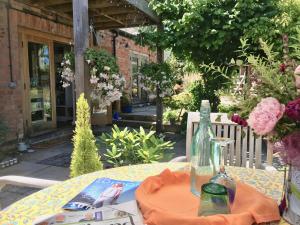 A restaurant or other place to eat at Bybrook Barn Bed & Breakfast 