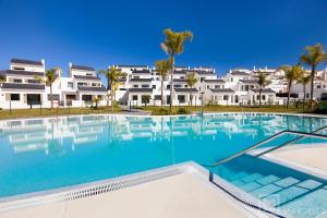 Piscina en o cerca de Estepona Sunsets - Modern 3-BR Beachside Apartment