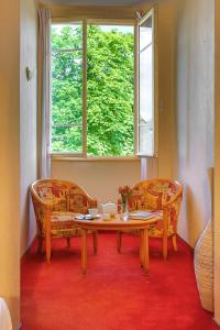 a room with a table and two chairs and a window at L'Oustal Del Barry in Najac