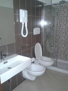 オートラントにあるMasseria Montevergineのバスルーム(トイレ、洗面台、シャワー付)