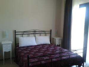 オートラントにあるMasseria Montevergineのベッドルーム1室(ベッド1台、白い枕2つ付)