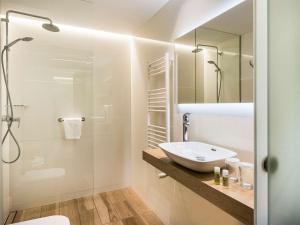 y baño blanco con lavabo y ducha. en Ibis Styles Figueres Ronda, en Figueres