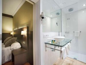 uma casa de banho com um lavatório e um espelho em Ibis Styles Figueres Ronda em Figueres