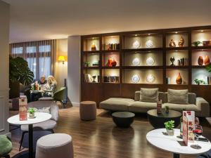 A seating area at Ibis Styles Figueres Ronda