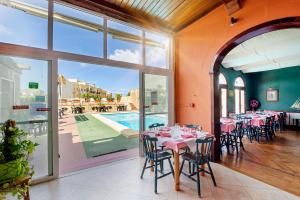 Bazén v ubytování Mariblu Hotel nebo v jeho okolí