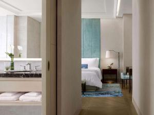 Letto o letti in una camera di Raffles Jakarta