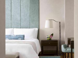 Letto o letti in una camera di Raffles Jakarta