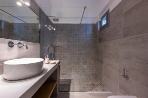 Ένα μπάνιο στο Helen's Minimal Studios & Apartments