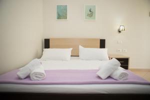 En eller flere senge i et værelse på Perivolos Apartments