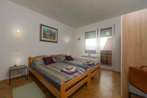 Ένα ή περισσότερα κρεβάτια σε δωμάτιο στο Apartments Rikli Rodine near Bled