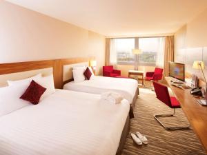 Tempat tidur dalam kamar di Mövenpick Hotel & Casino Geneva