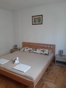 Un dormitorio con una cama con un osito de peluche. en Apartment Marko, en Kaštela