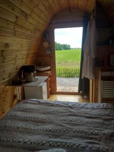 Schlafzimmer mit einem Bett und einem Fenster mit Aussicht in der Unterkunft Weids Zicht BB Weidszicht in Doezum
