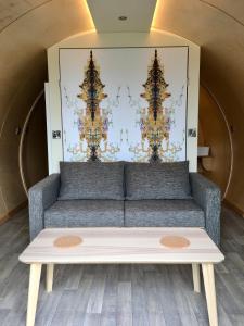 Een zitgedeelte bij Further Space at Carrickreagh Bay Luxury Glamping Pods, Lough Erne