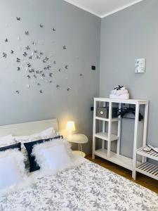 una camera da letto con un letto con un murale a forma di fiocco di neve di B&B Mela a Verona